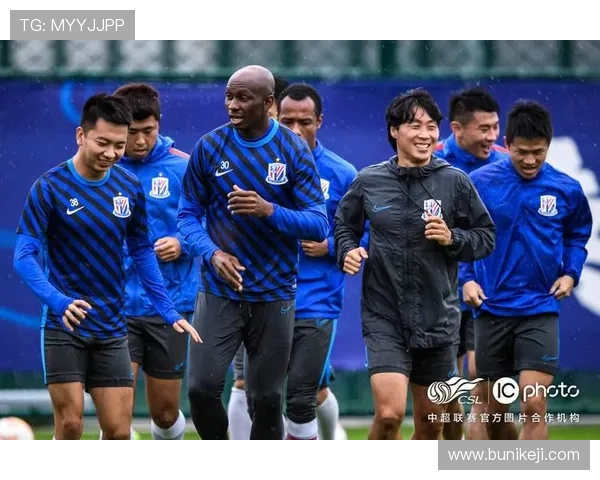 上海绿地迎战重庆球队全力争胜期待精彩对决与球迷共庆足球盛宴